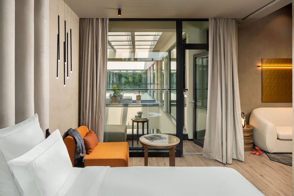 Deluxe Suite, 1 King Bed, Balcony - Photo 4