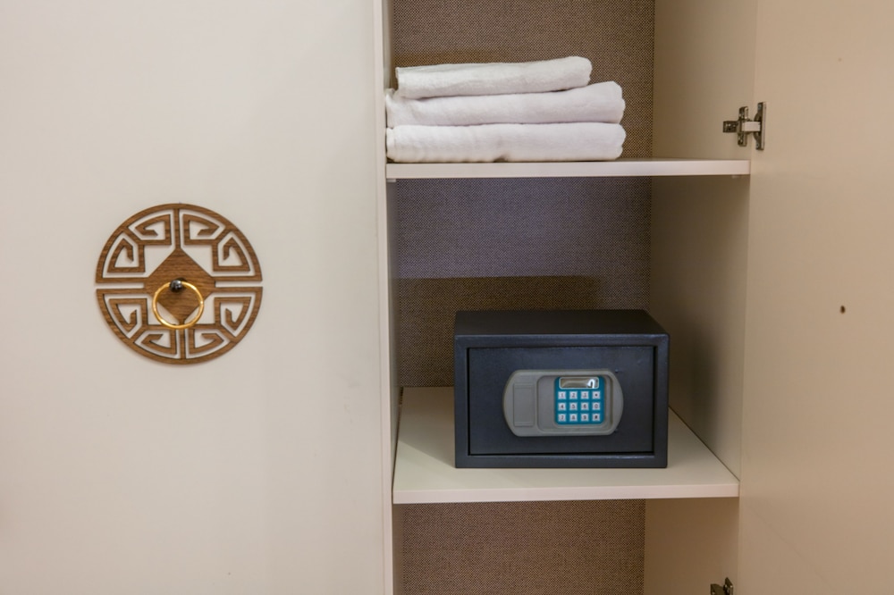 Deluxe Double Room, 1 King Bed, City View photo 3
