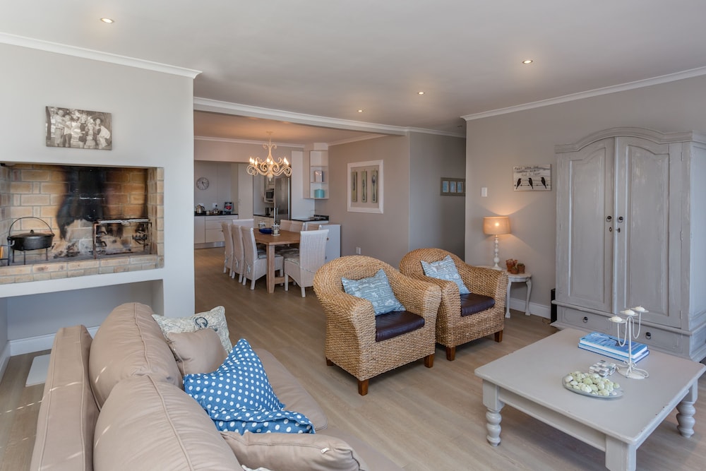 Superior House, 4 Bedrooms, Sea View, Oceanfront photo 1