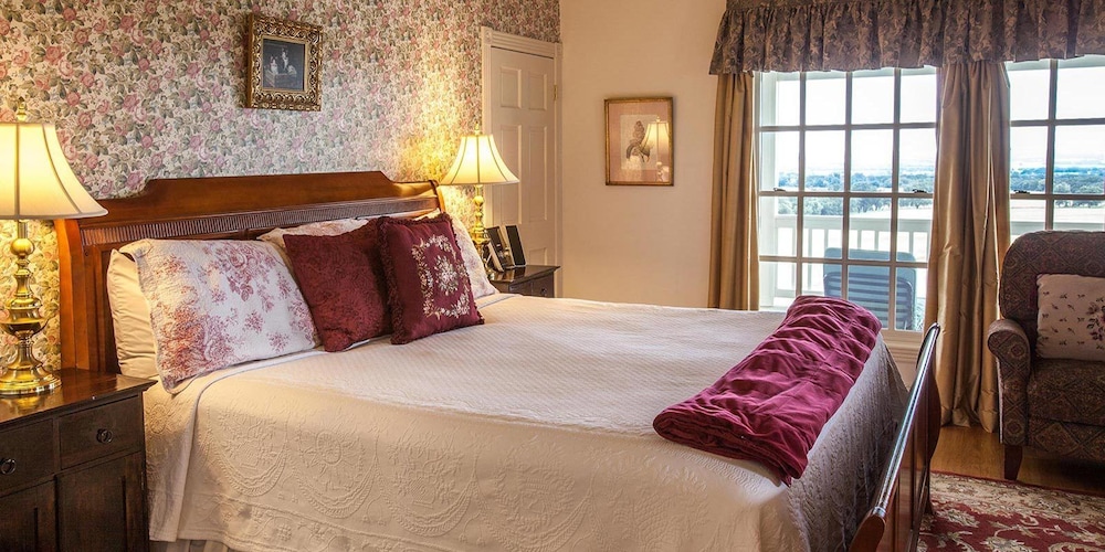 Sunrise Suite, 1 King Bed and 1 Twin Bed, Balcony, Valley View