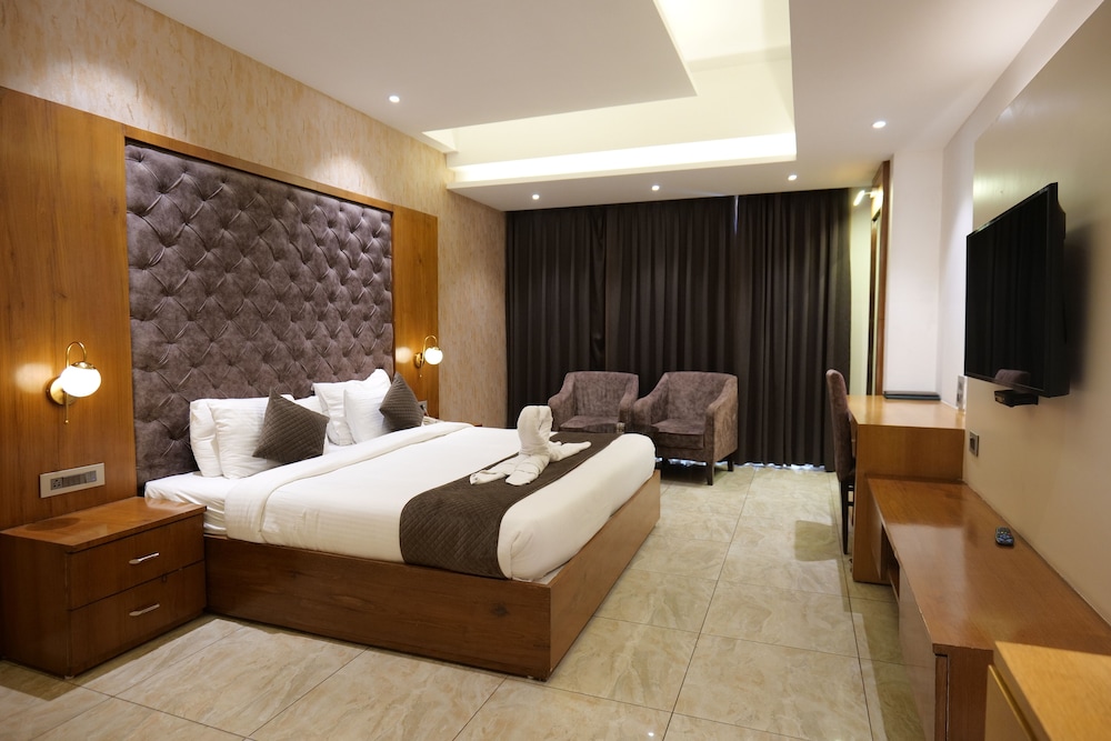 Deluxe Room, 1 King Bed, Balcony, Pool View