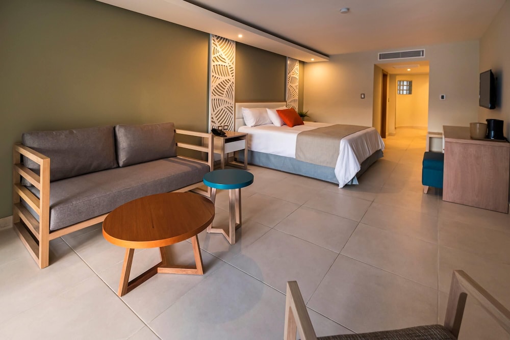 Junior Suite, 1 King Bed, Balcony, Garden View - Photo 2