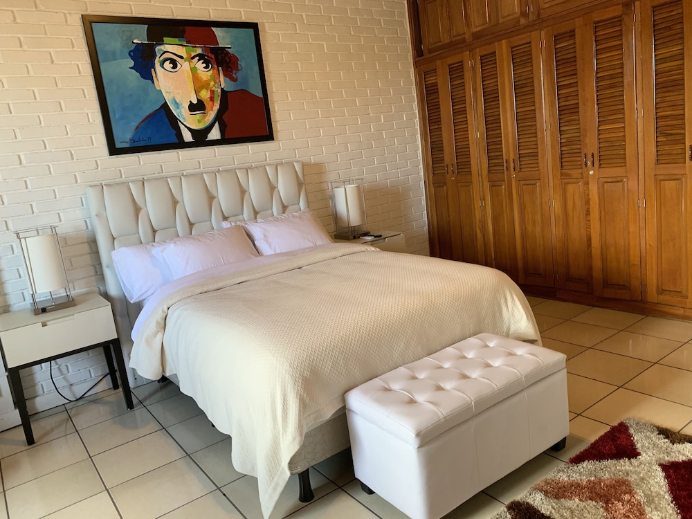Deluxe Room, 1 Queen Bed photo 1