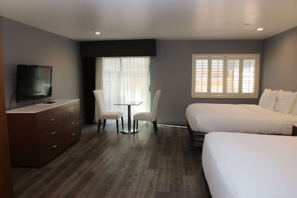 Basic Room, 2 Queen Beds, Non Smoking - Photo 1