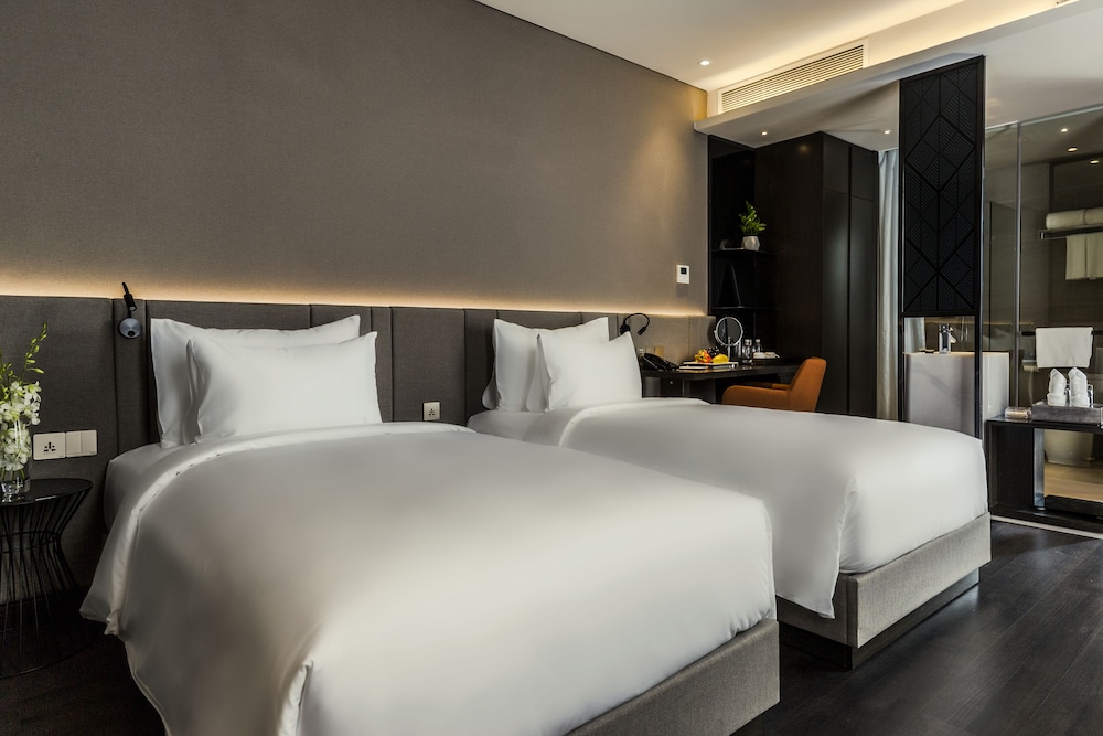 Premier Twin Room - High Floor photo 3