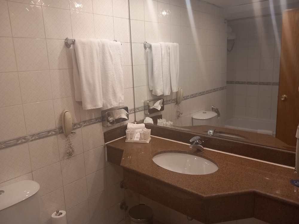 Standard Twin Room thumbnail 5