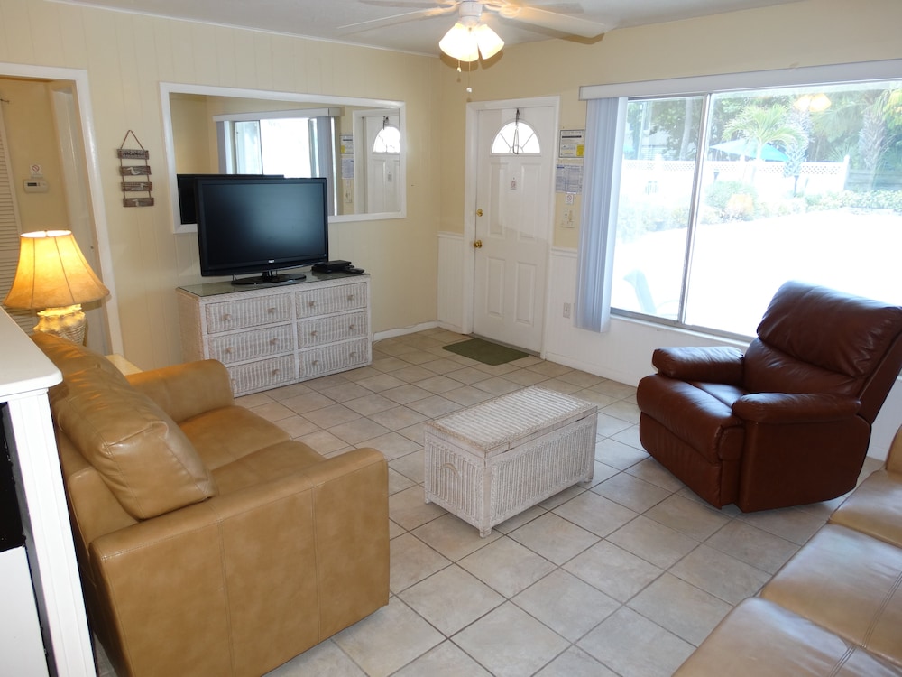 2 Bedroom Beachside View Unit #2 (at White Sands) photo 2