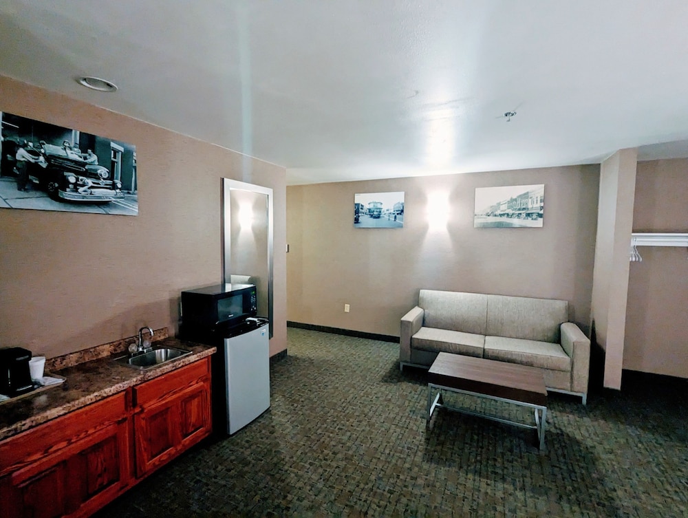 Standard Suite, 1 King Bed - Photo 2