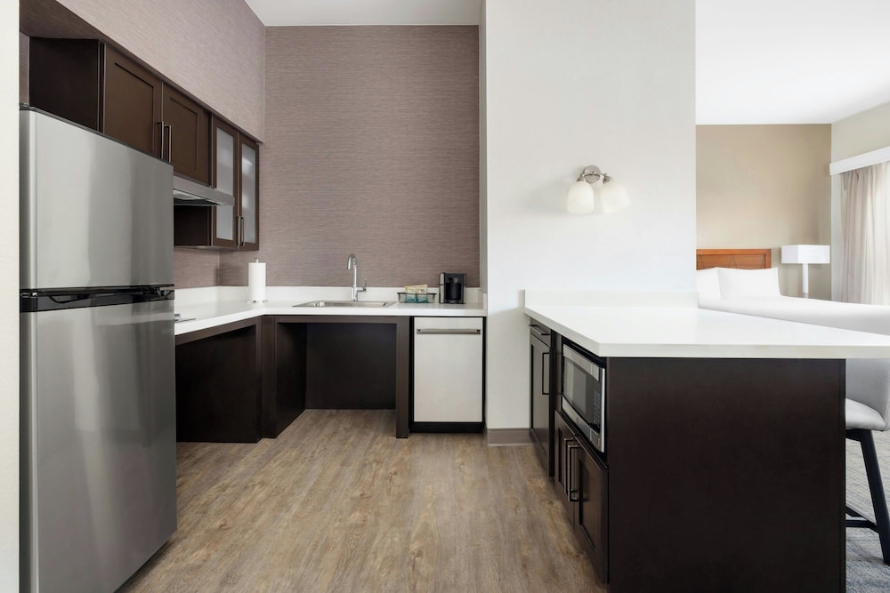 Suite, 1 Bedroom (Mobility/Hearing Access, Roll-in Shwr) photo 3