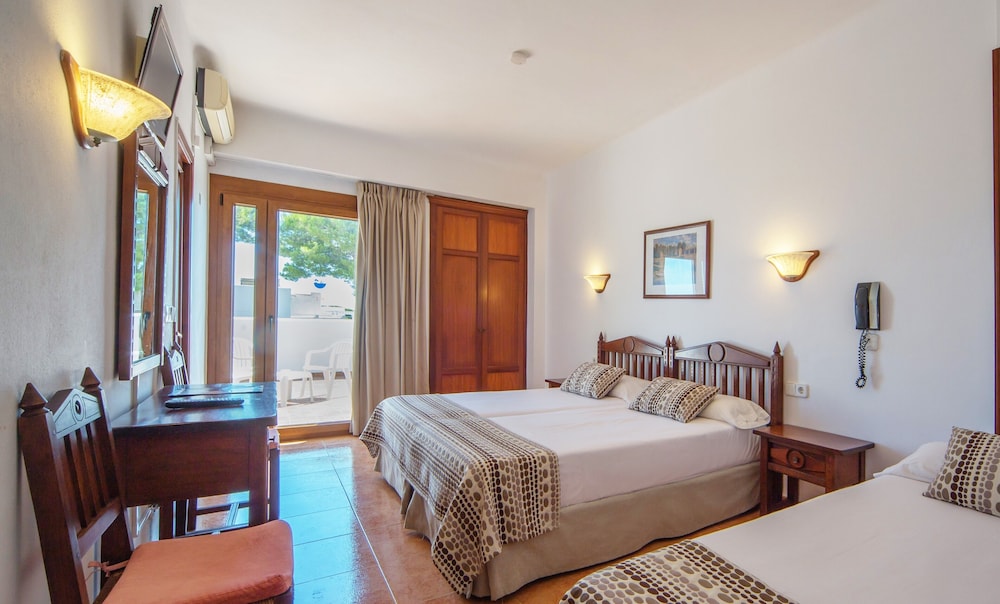 Superior Double Room, 3 Twin Beds, Balcony photo 3
