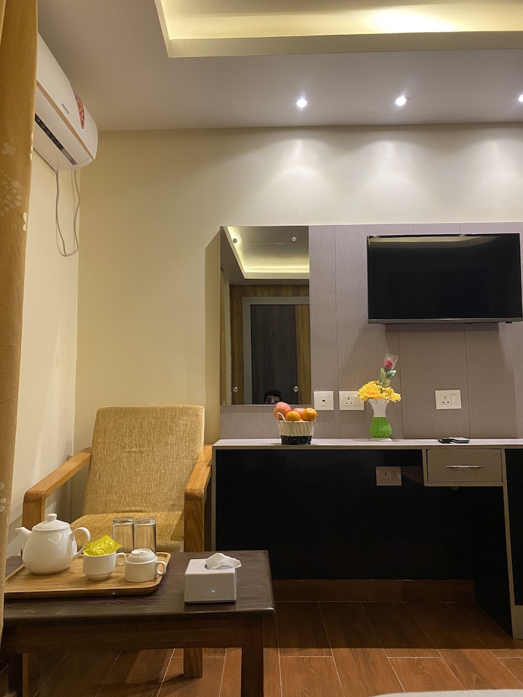 Deluxe Triple Room, Multiple Beds, Balcony, City View