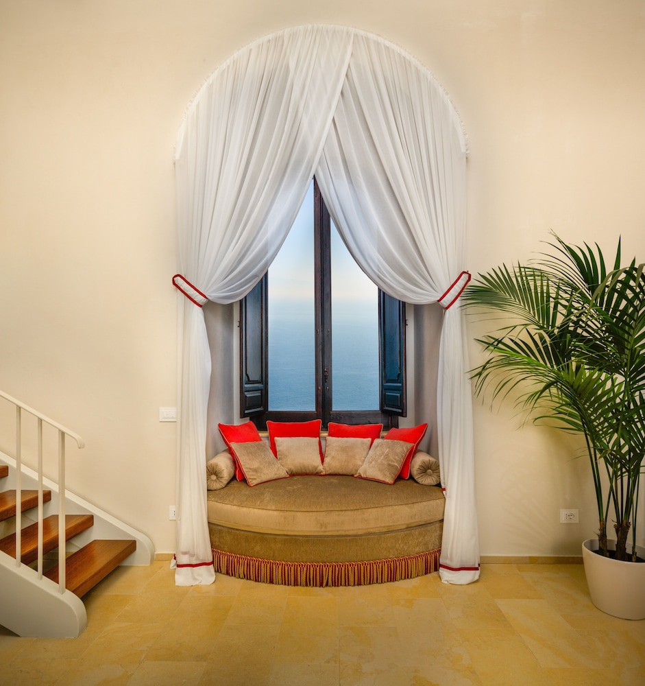 Suite, 1 King Bed (Rosa Suite with Sea View) photo 3