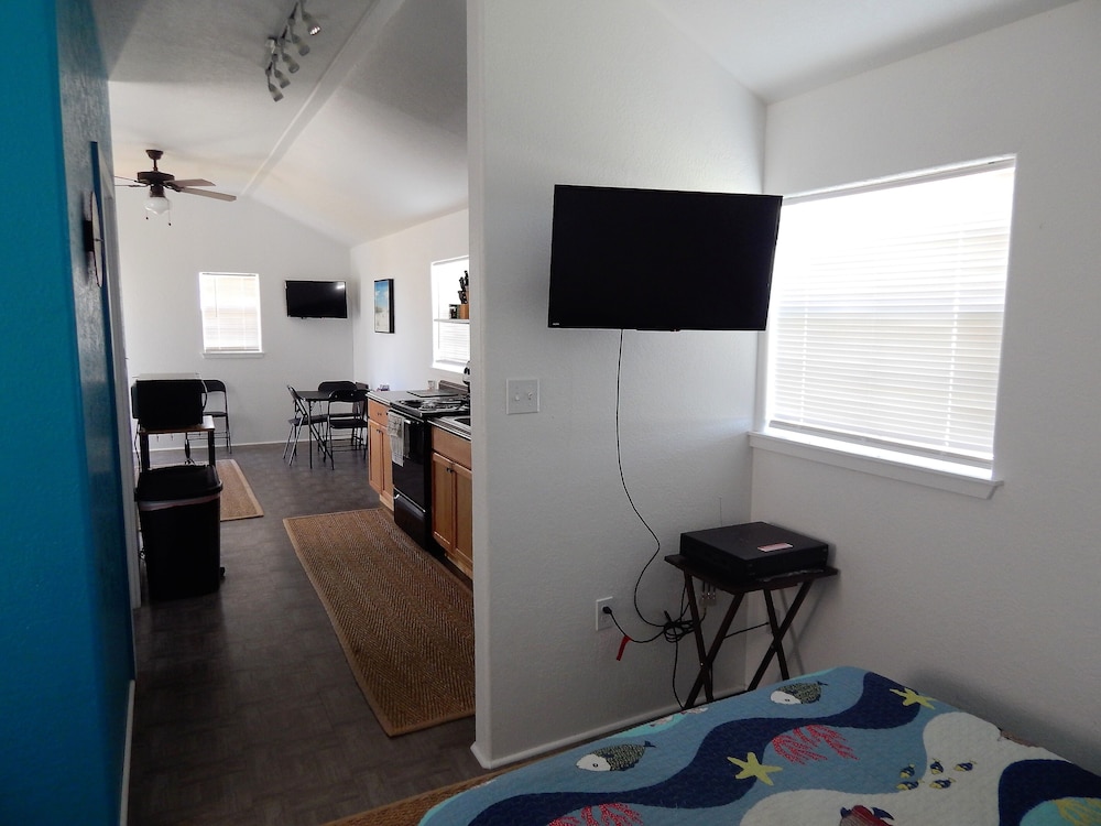 Basic Cabin, 1 Bedroom (Fishin Mission) photo 3
