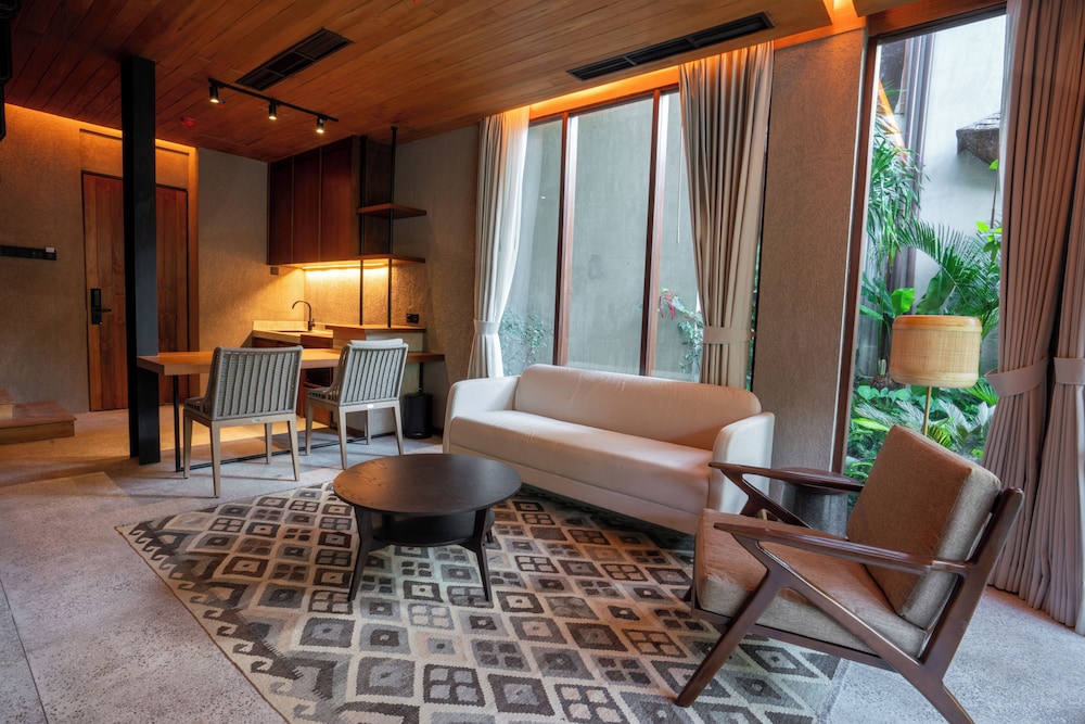 Executive Suite - Photo 3
