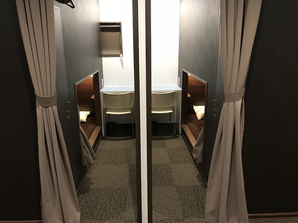 Unisex Capsule Room Upper Row photo 2
