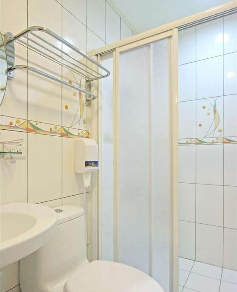 Standard Quadruple Room - Photo 11