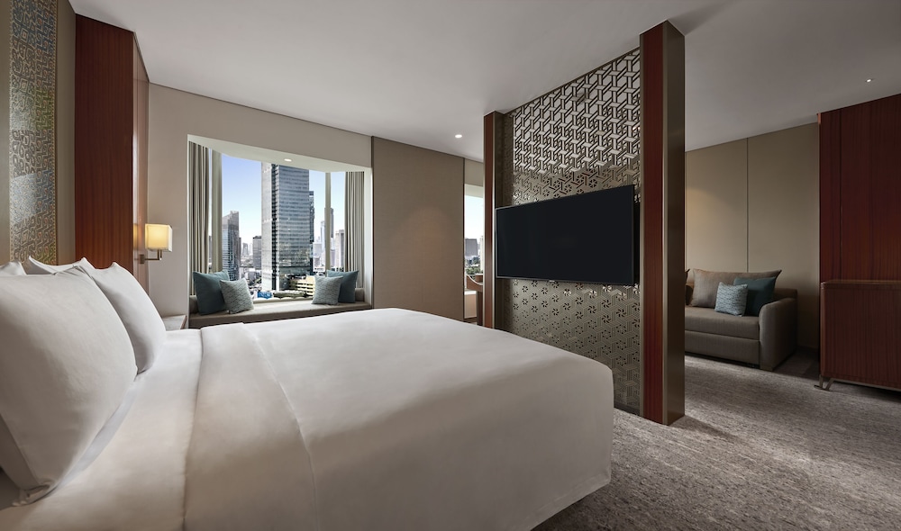 Family Room with One King Bed (Non Smoking)