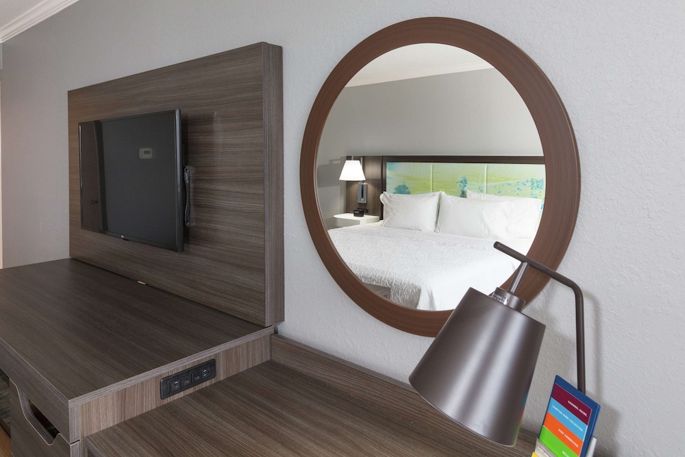 Deluxe Room, 1 King Bed photo 2