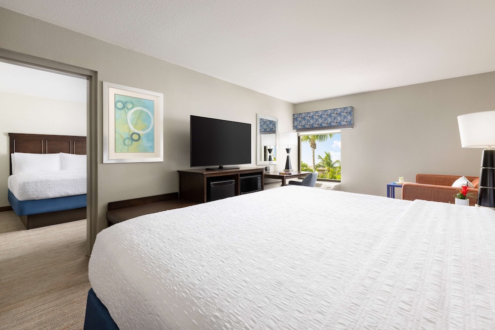 Family Suite, 1 King Bed, Non Smoking photo 3