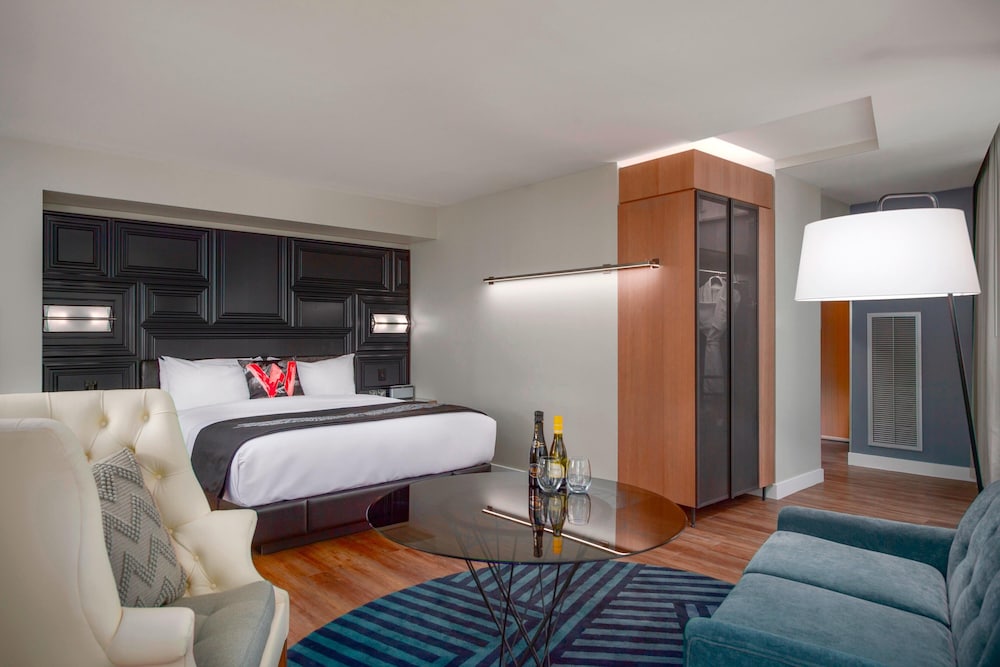 Room, 1 King Bed, Corner photo 2