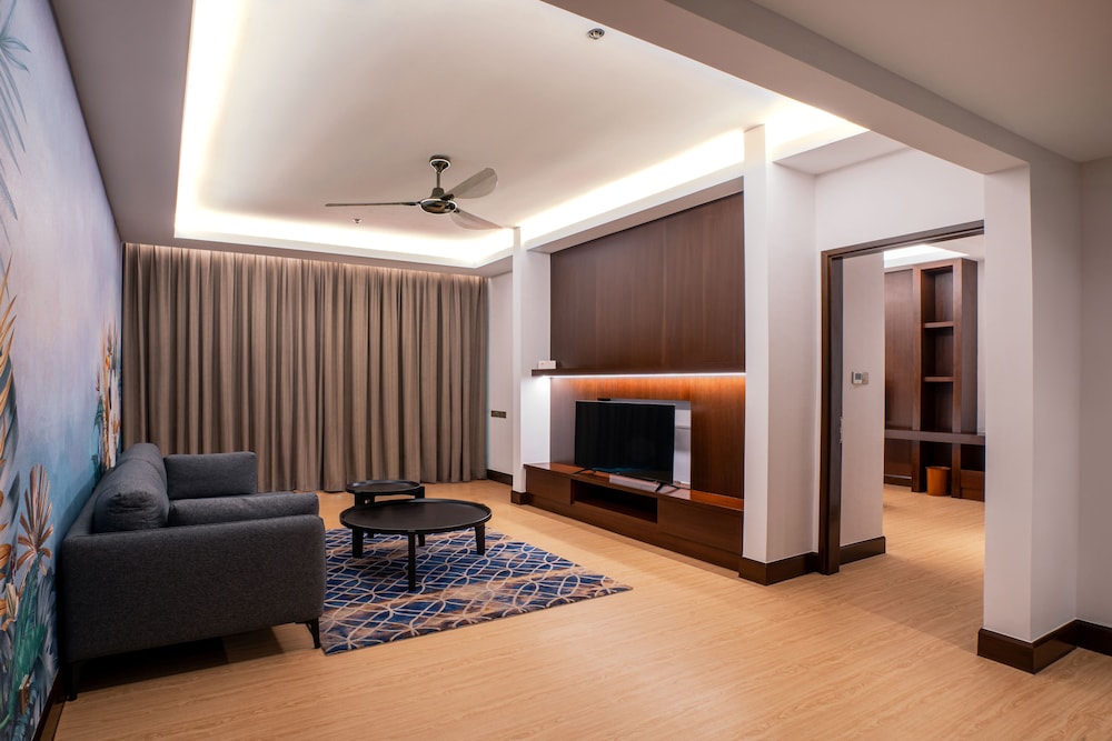 Suite, 1 King Bed, City View