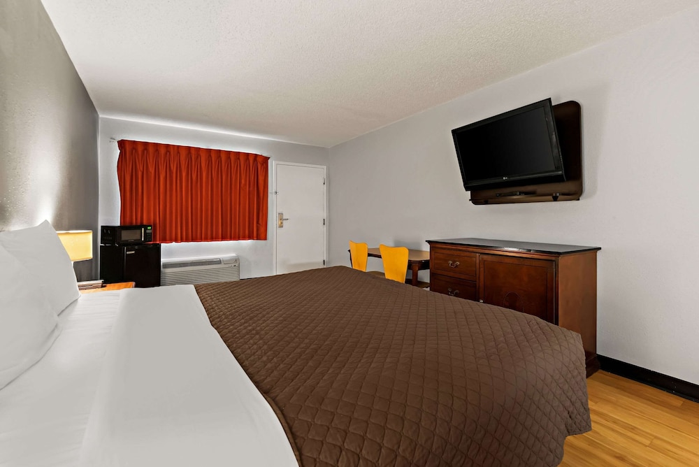 Standard Room, 1 King Bed, Smoking - Photo 5