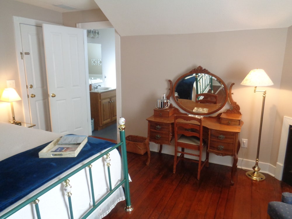 Williams Deluxe, 1 Queen Bed, Non Smoking with Jaccuzzi photo 3