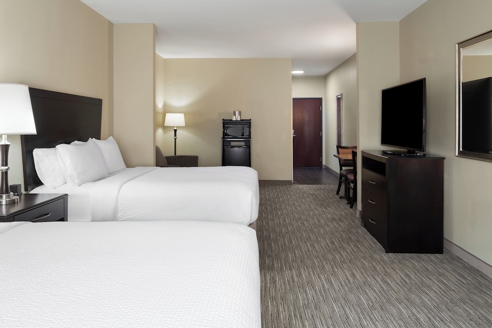 Suite, 2 Queen Beds, Microwave - Photo 2