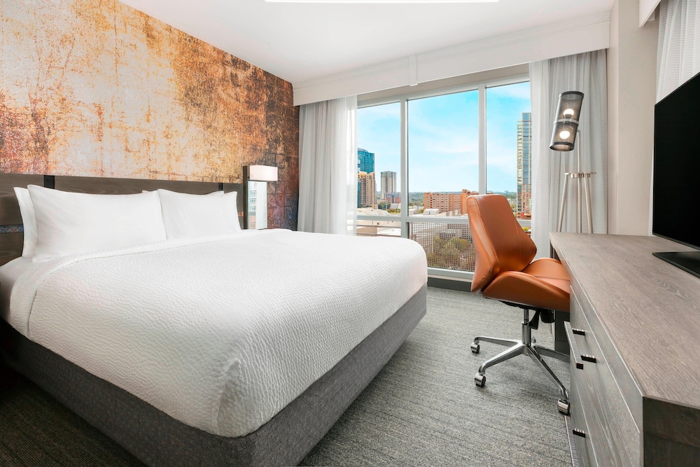 Room, 1 King Bed (Mobility Accessible, Tub)