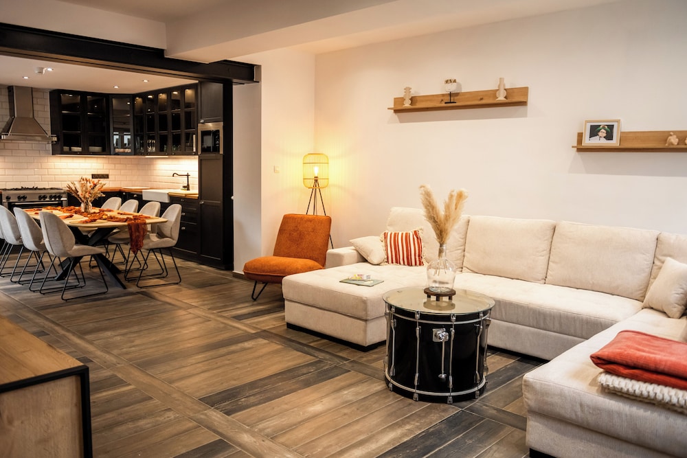 Comfort Townhome, Non Smoking, Courtyard Area