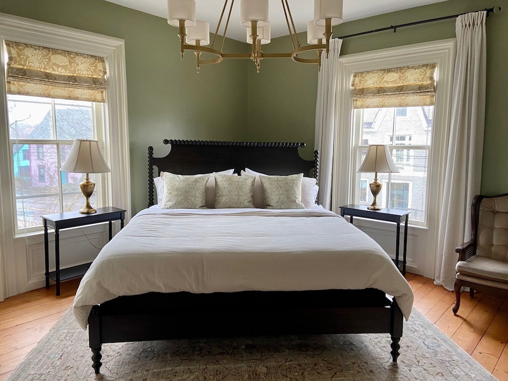 Signature Room, 1 King Bed, Ensuite, Partial Ocean View