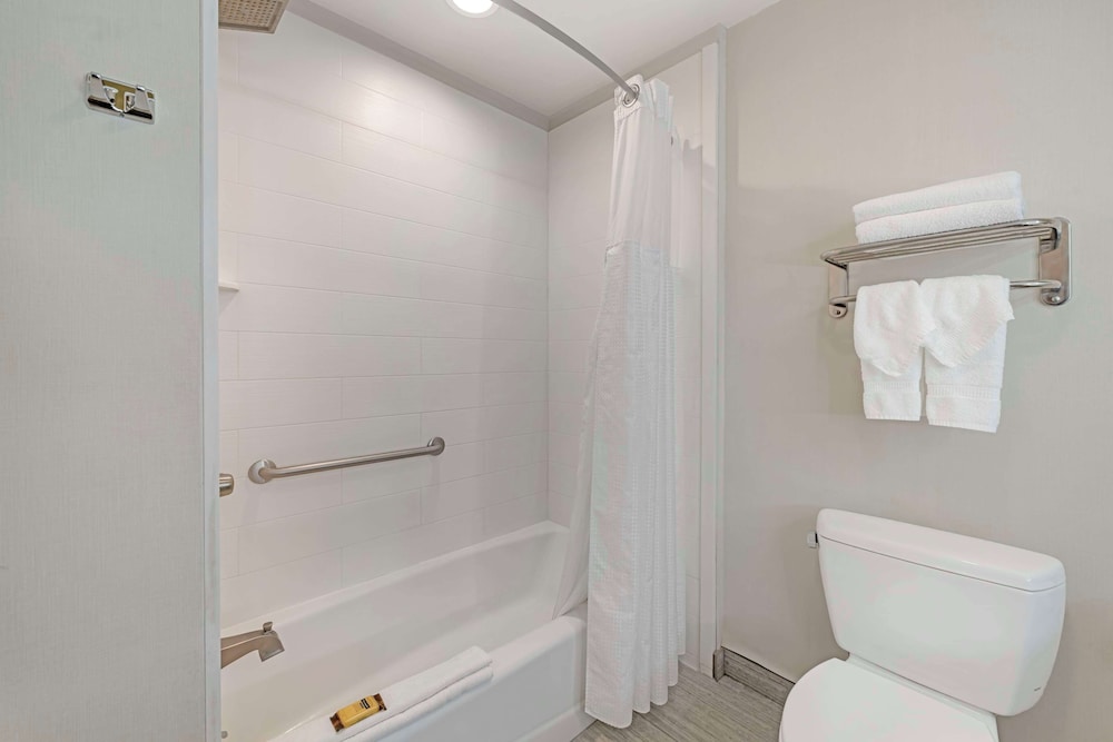Standard Room, 2 Queen Beds, Non Smoking, Refrigerator & Microwave photo 3