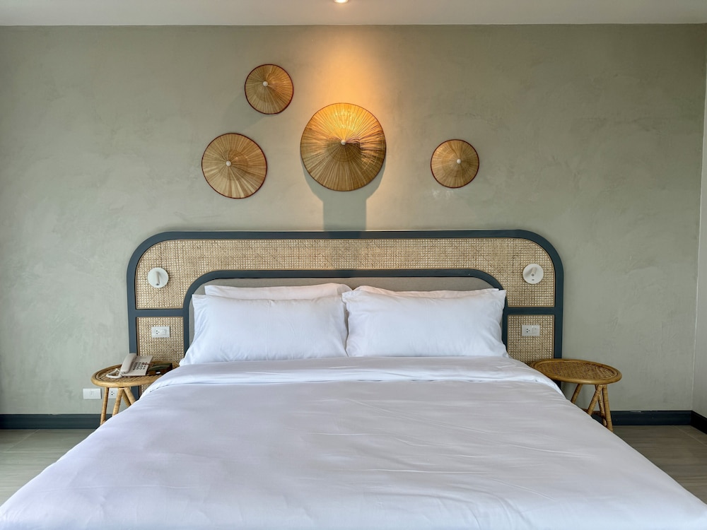 Premium Studio Suite, 1 King Bed, Pool View - Photo 5
