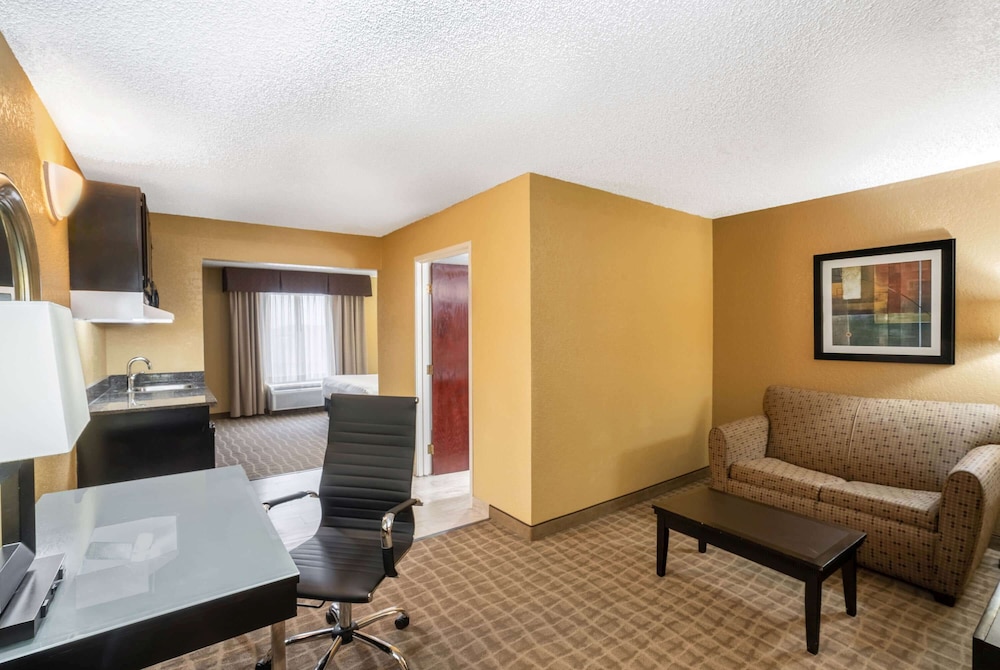 Deluxe Room, 1 King Bed, Non Smoking (Deluxe Executive Room) - Photo 3