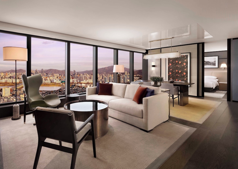 Suite (Diplomatic) photo 2