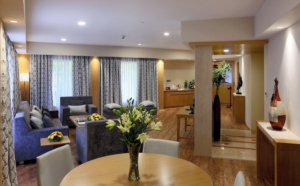Suite, 1 Queen Bed, Garden View (Deluxe Suite)