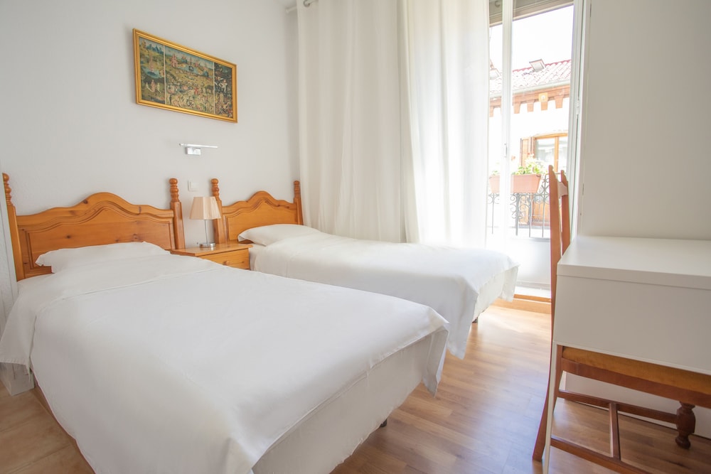 Basic Double or Twin Room, 1 Bedroom, Balcony, City View photo 3