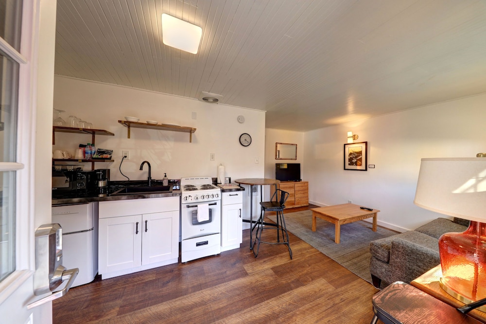 Queen 1 Bedroom Cottage, Kitchen #13 photo 1