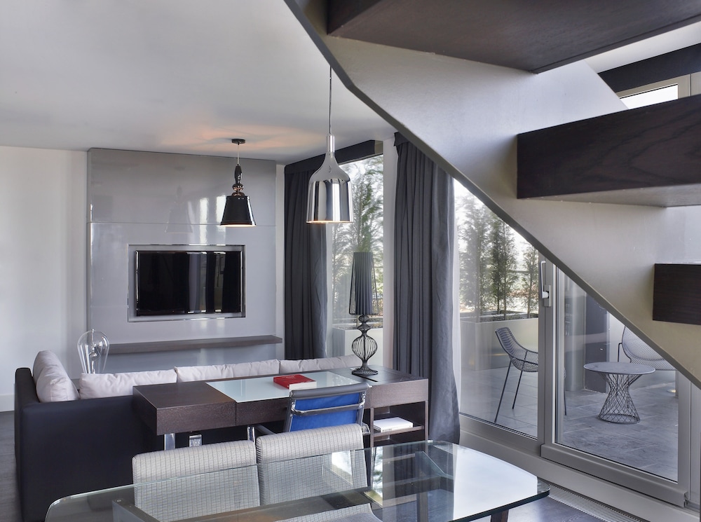 Residential Suite, Club lounge access, 1 Bedroom Suite, 1 King, City view, Terrace