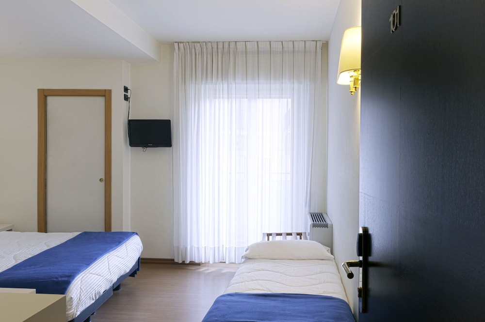 Economy Triple Room, Multiple Beds photo 2