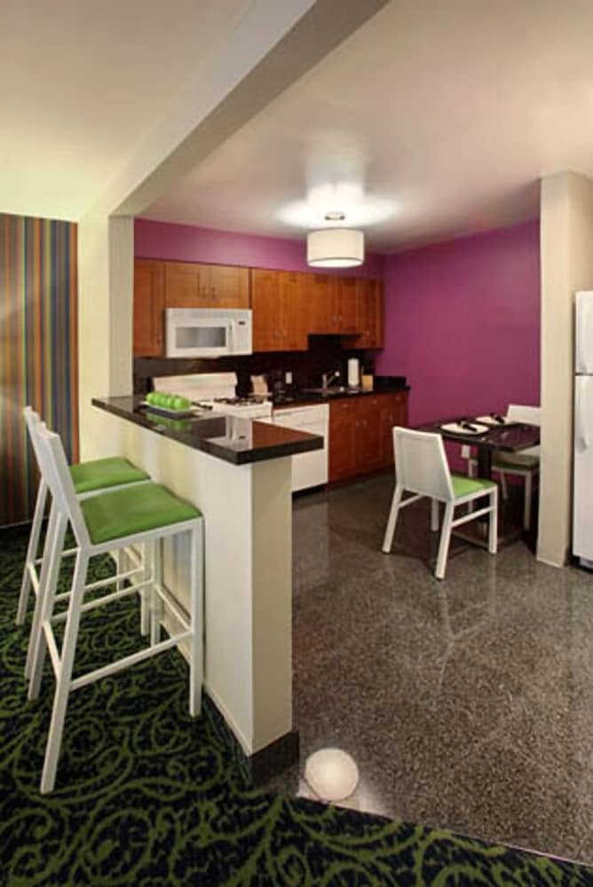 Studio Suite, 1 King Bed, Kitchen - Photo 2