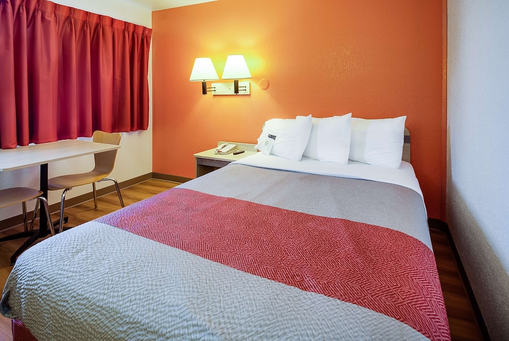 Deluxe Room, 1 Queen Bed, Non Smoking, Refrigerator & Microwave