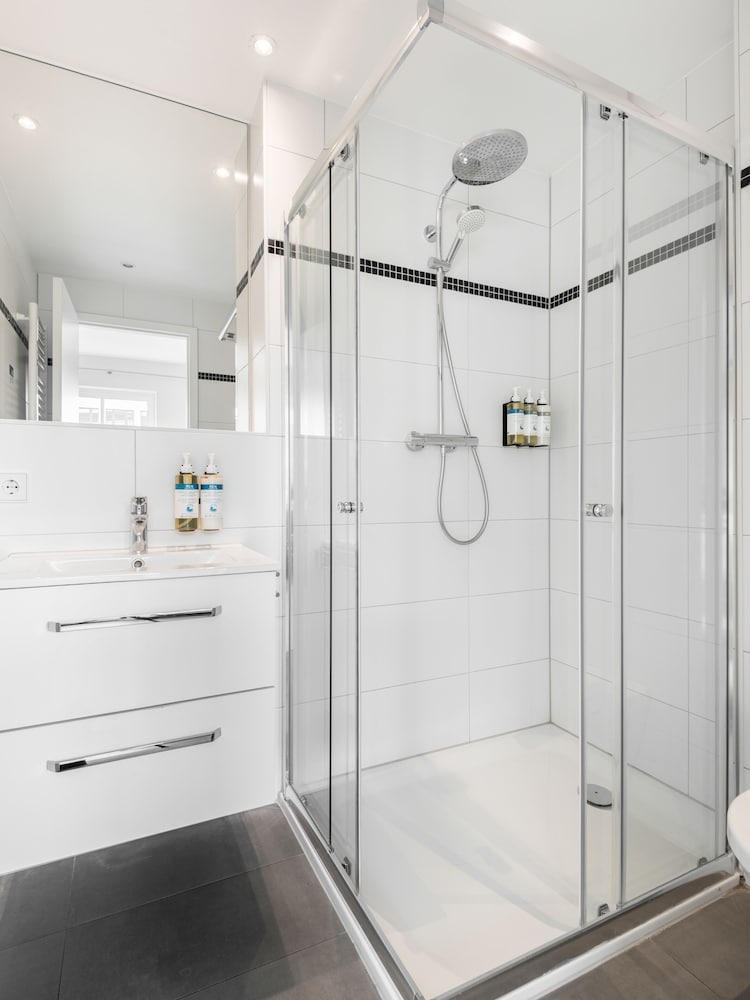 Medium Studio with Kitchenette - Photo 4