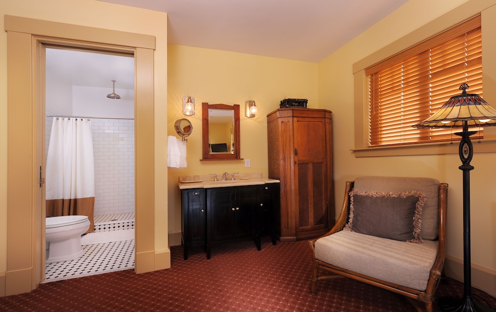 Room, 1 King Bed (Historic Lodge)