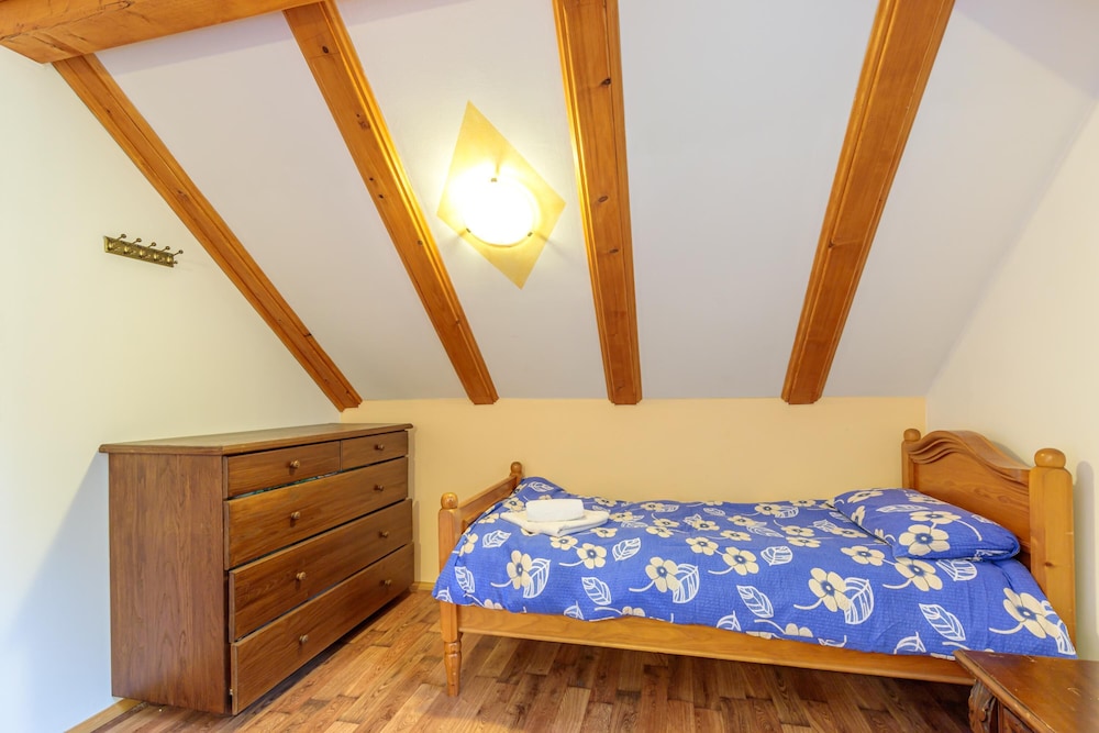家庭度假小屋,2间卧室,山边 (Chalet Zavrh 2 With Whirlpool And)