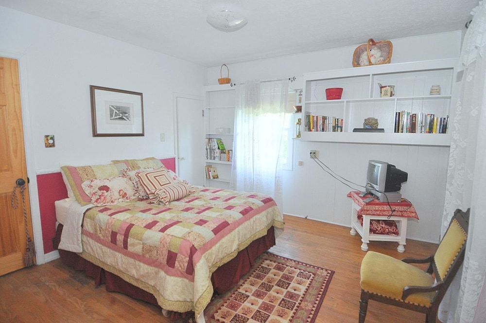 House, Multiple Beds (Stonehedge - 3 BR Cottage )