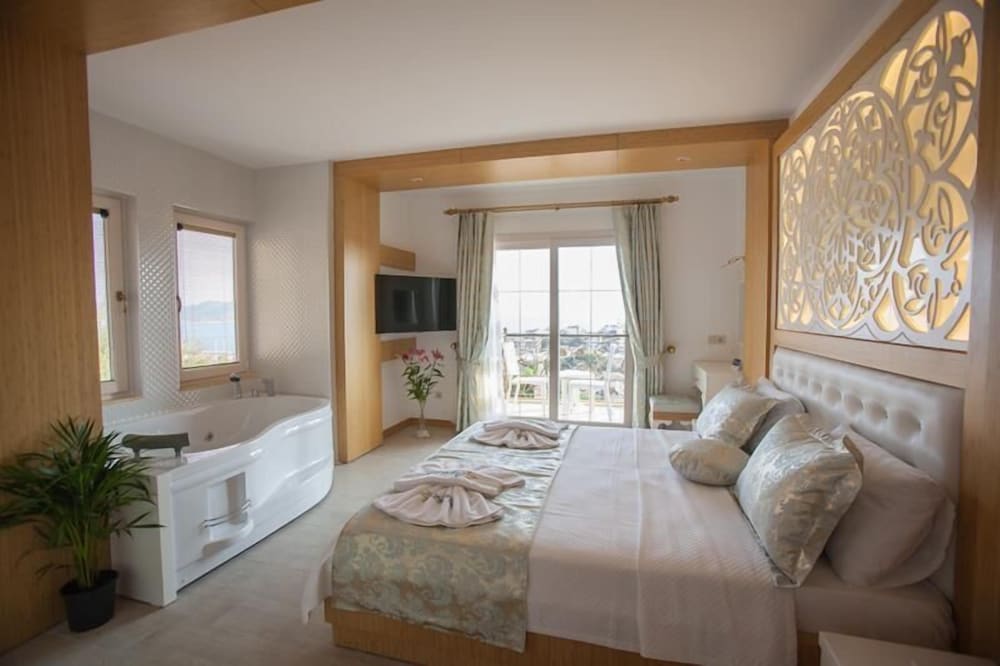 Deluxe Double Room, 1 Double Bed, Jetted Tub, Sea View photo 2