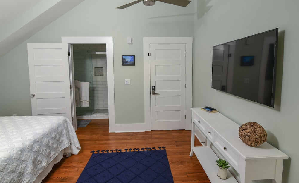 Premium Room, 1 King Bed thumbnail 5