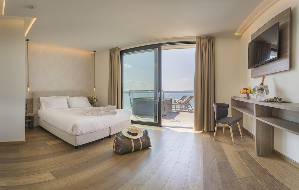 Panoramic Suite, Jetted Tub, Lake View - Photo 1