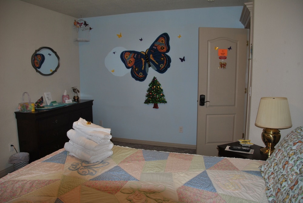 Design Room, 1 Queen Bed, Shared Bathroom, Pool View (M5 - The Butterfly Room) photo 1